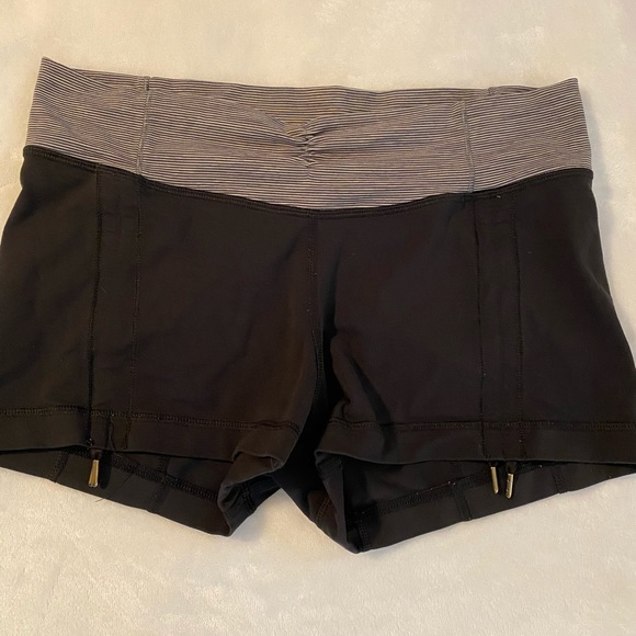 Lululemon 🍋 Hot ‘N Sweaty shorts - Picture 2 of 6